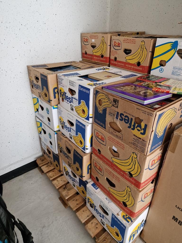 Boeken 27 bananendozen +5 andere dozen. Mix van onderwerpen, Boeken, Ophalen, Gelezen, Verschillende onderwerpen