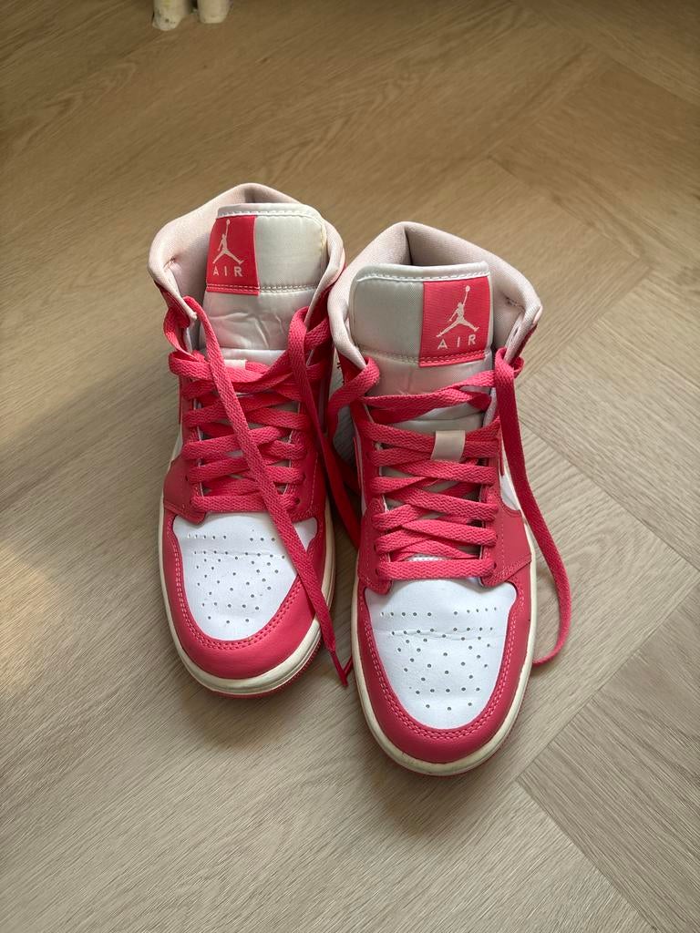 Nike Air Jordan 1 Mid Strawberries - Maat 39, Kleding | Dames, Schoenen, Ophalen, Zo goed als nieuw, Roze, Sneakers of Gympen