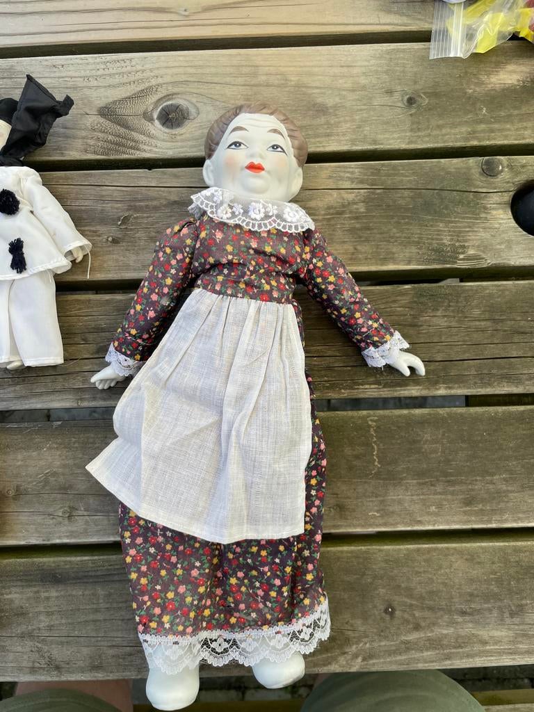 Vintage Porseleinen oma Pop in Bloemenjurk, Verzamelen, Poppen, Ophalen of Verzenden, Gebruikt, Pop