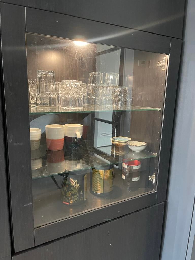 IKEA Bestå kast met verlichting en glazen deuren, Huis en Inrichting, Ophalen, Gebruikt, 100 tot 150 cm, 150 tot 200 cm