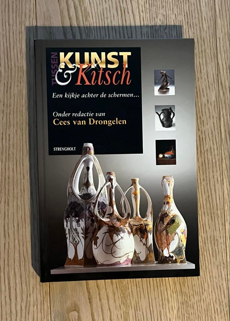 Boek Tussen Kunst & Kitsch - Een kijkje achter de schermen, Ophalen of Verzenden, Zo goed als nieuw, Overige onderwerpen