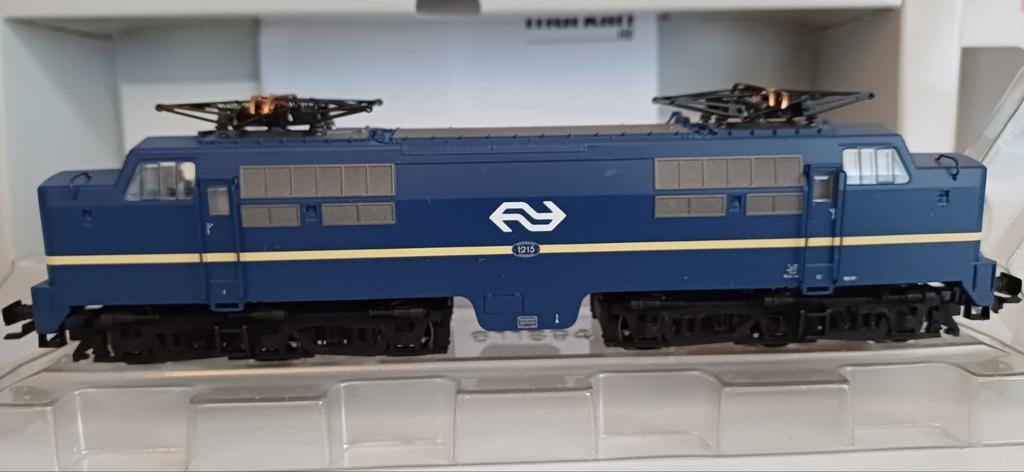 Märklin 37121 Serie NS 1200 van de NS met NS logo en toeter., Wisselstroom, Locomotief, Nieuw, Ophalen of Verzenden