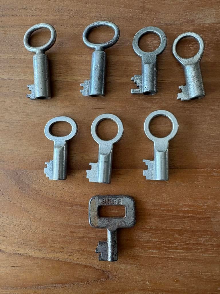 Verschillende kleine oude sleutels 8 stuks, Verzamelen, Ophalen, Gebruikt