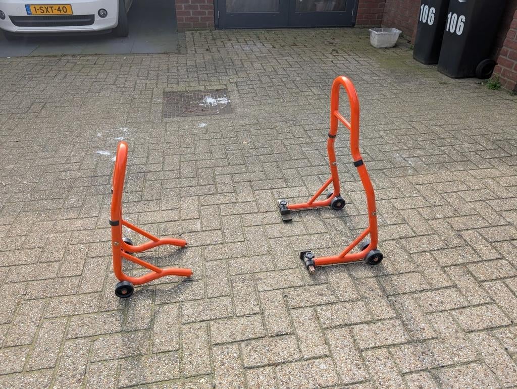 Oranje paddockstands voor motor (voor- en achterzijde), Motoren, Ophalen, Gebruikt