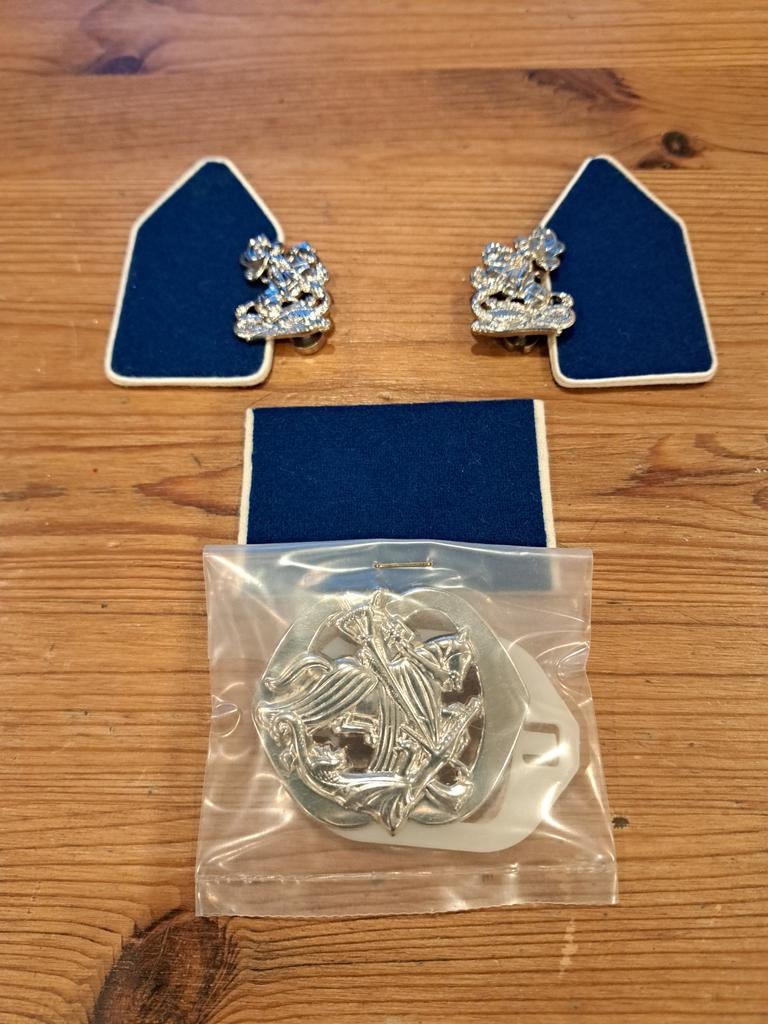 Baretembleem + kraagspiegels- Wapen der Cavalerie, Ophalen of Verzenden, Landmacht, Nederland, Embleem of Badge