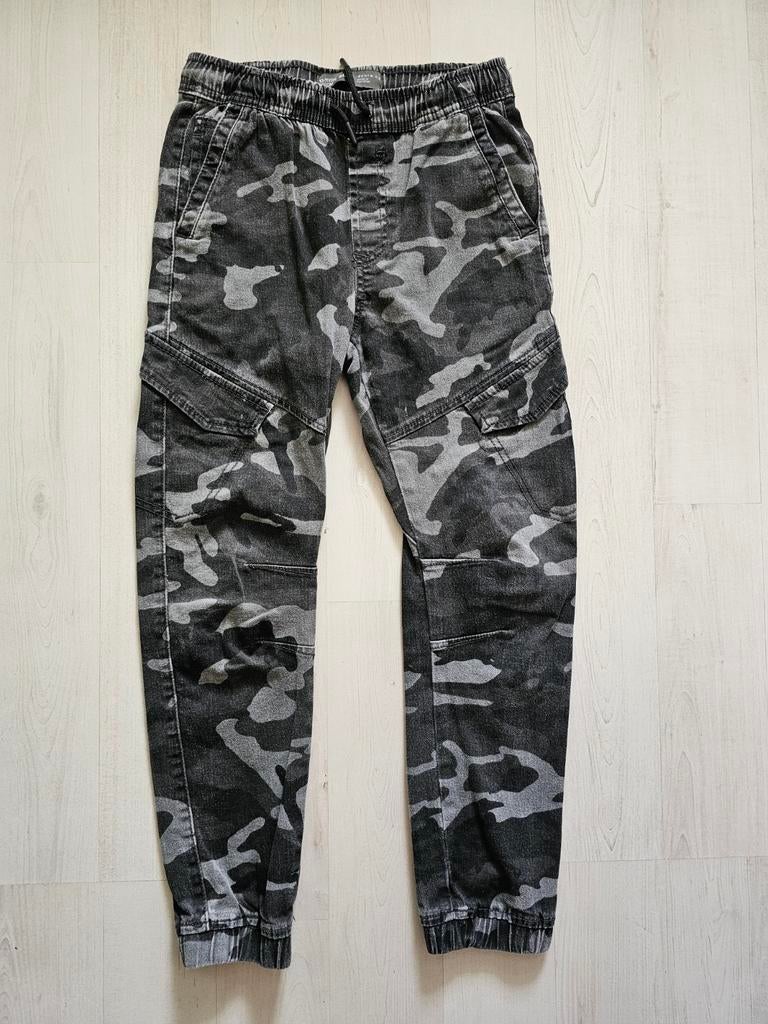 Zwart/grijze camouflage broek maat 140/146 zgan, Kinderen en Baby's, Kinderkleding | Maat 140, Broek, Ophalen of Verzenden, Zo goed als nieuw