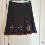 Zwarte rok met stolpplooien en geborduurde afbeelding met kr, Kleding | Dames, Maat 38/40 (M), Zwart, Ophalen of Verzenden, Zo goed als nieuw