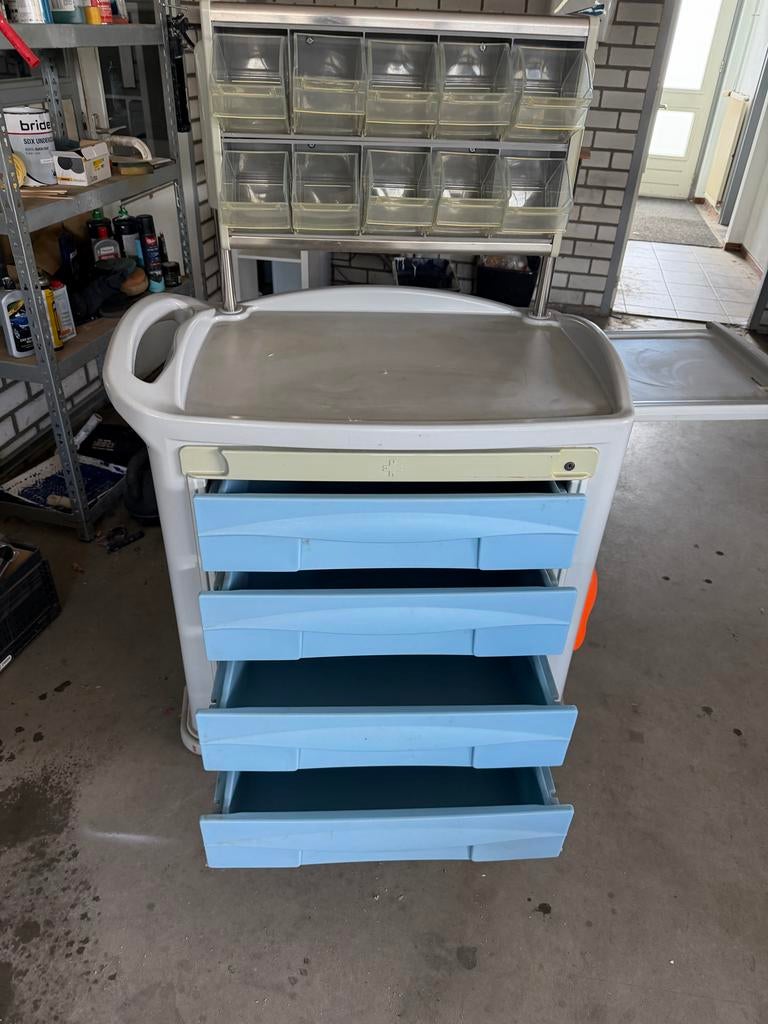 Medische trolley / kast op wielen met lades en bakjes, Ophalen, Gebruikt