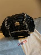 Guess tas zwart lak met zilveren ketting, Sieraden, Tassen en Uiterlijk, Tassen | Damestassen, Ophalen of Verzenden, Gebruikt