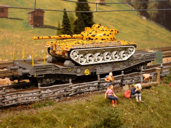 Liliput L235882 SBB dieplader met Leopard Tank, Hobby en Vrije tijd, Modeltreinen | H0, Nieuw, Wagon, Gelijkstroom, Liliput, Analoog