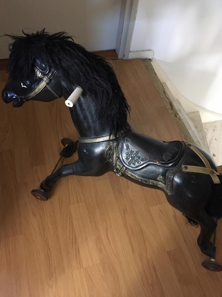 Oude brocante paard op wielen/decoratief., Ophalen