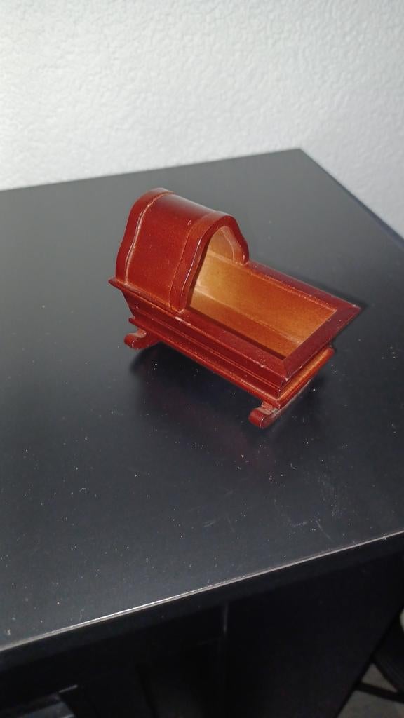 Babybedje voor poppenhuis, Ophalen of Verzenden, Zo goed als nieuw, Poppenhuis