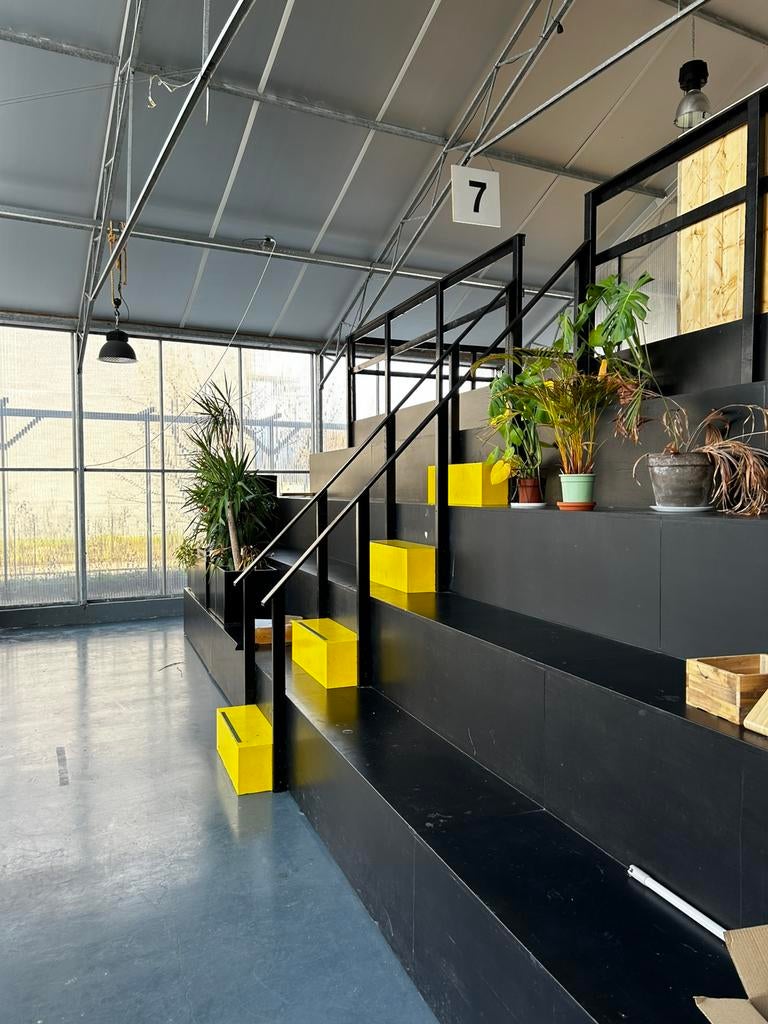 Prachtige houten tribune 10 meter breed stalen constructie, Ophalen, Minder dan 25 mm, Zo goed als nieuw, Plank