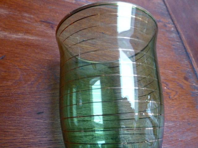 art deco groen glazen vaasje met gouden details, Antiek en Kunst, Antiek | Glas en Kristal, Ophalen of Verzenden