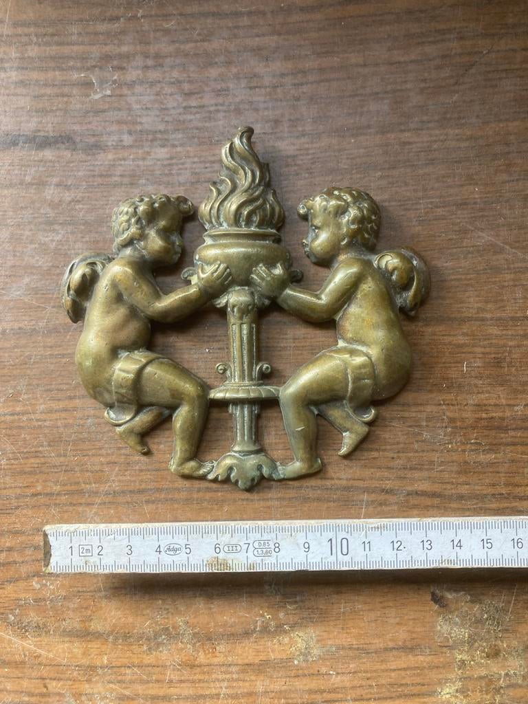 Antiek bronzen cherubijnen plaquette met fakkel, Antiek en Kunst, Ophalen of Verzenden, Brons