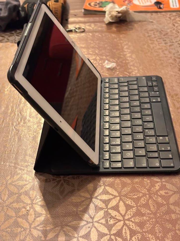 Ipad + toetsebord en acc, 10 inch, Gebruikt, 32 GB, Apple iPad