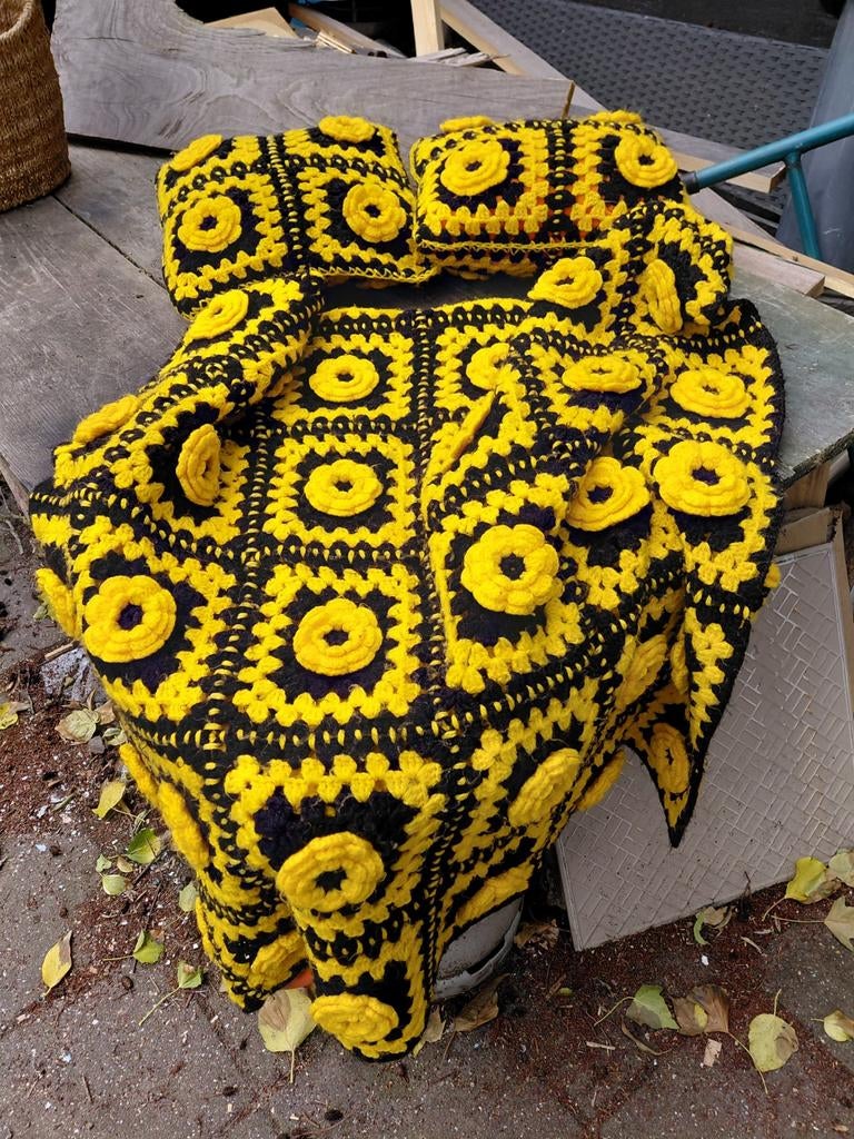 Vintage gehaakt kleed met 2 kussens bruin/geel, Huis en Inrichting, Woonaccessoires | Kussens, Ophalen of Verzenden, Vierkant