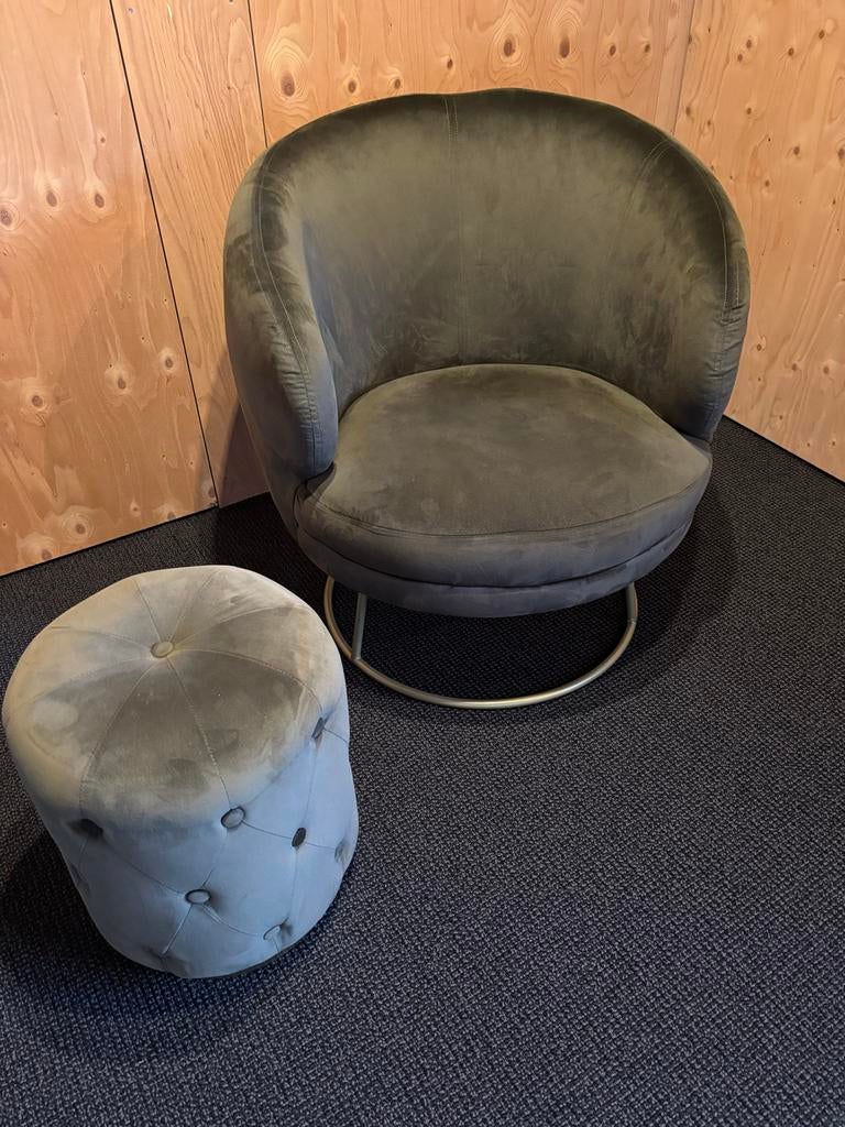 Comfortabele fauteuil met bijpassende poef - Grijs velours, Ophalen, Rond, Zo goed als nieuw, 75 tot 100 cm