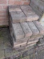 Grateis: Veel stapels bakstenen/klinkers (1000+ stuks), Ophalen, Beton, Klinkers