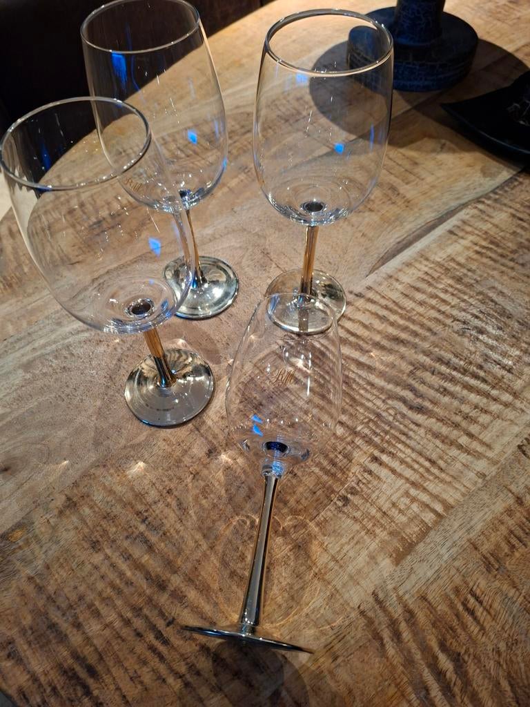 4 Riviera Maison wijnglazen met gouden/zilveren voet, Ophalen