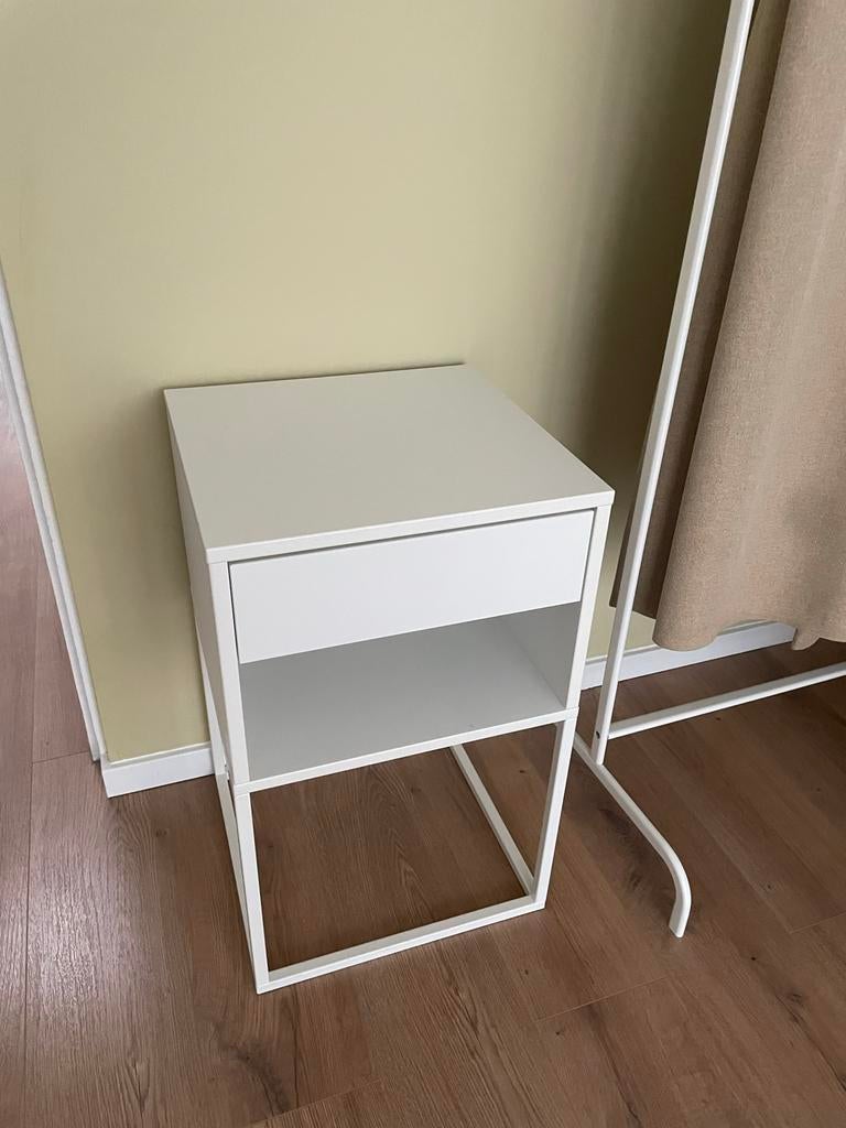 Ikea Vikhammer nachtkastje - Wit, Huis en Inrichting, Slaapkamer | Nachtkastjes, Ophalen, Minder dan 45 cm, Metaal of Aluminium