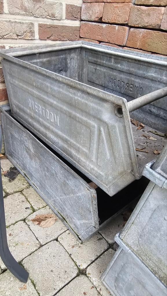 Zinken bakken uit fabriek, Ophalen