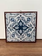 Wandbord blauw wit tegels in lijst van hout 28 x 28 cm, Antiek en Kunst, Ophalen of Verzenden