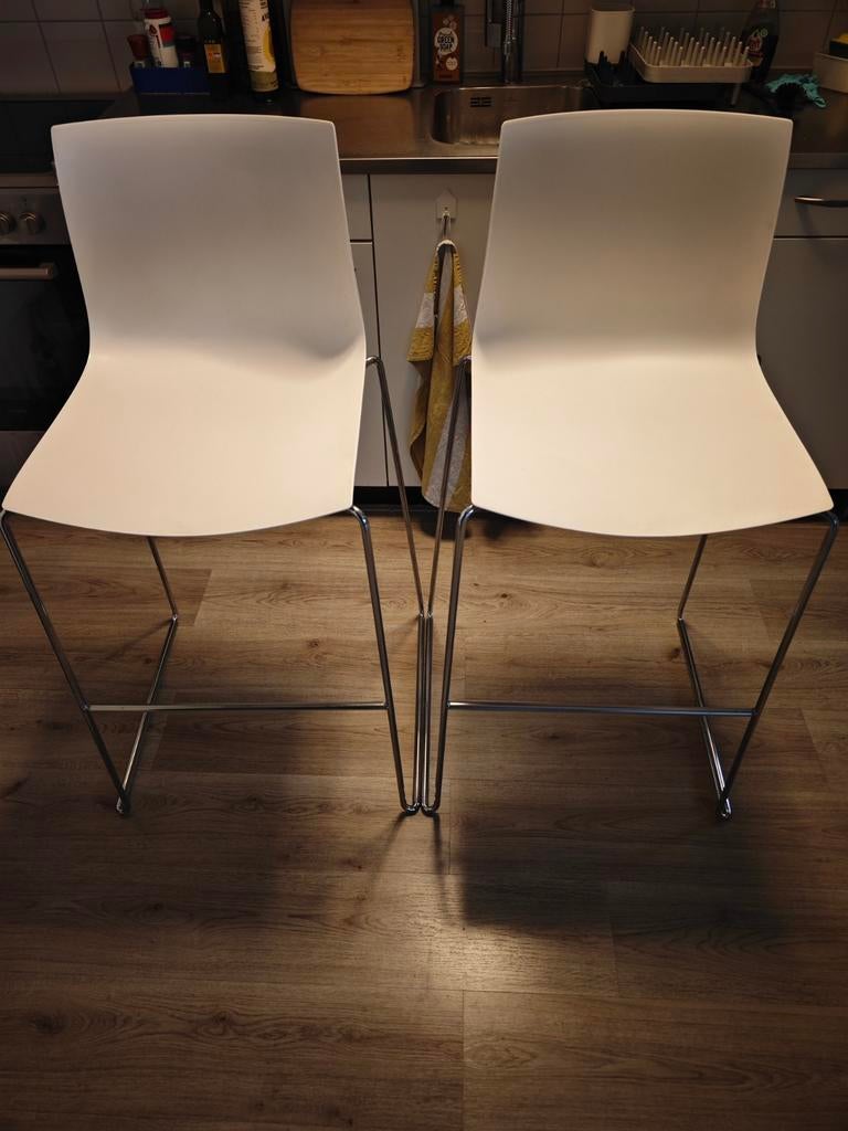 2x Arper Catifa 46 barkrukken, Huis en Inrichting, Barkrukken, Ophalen, Met voetsteun, 60 tot 90 cm, Metaal