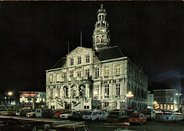 Maastricht. Stadhuis. - bij avond - auto - ongelopen, Verzamelen, Ansichtkaarten | Nederland, Ongelopen, Limburg, Voor 1920, Ophalen of Verzenden