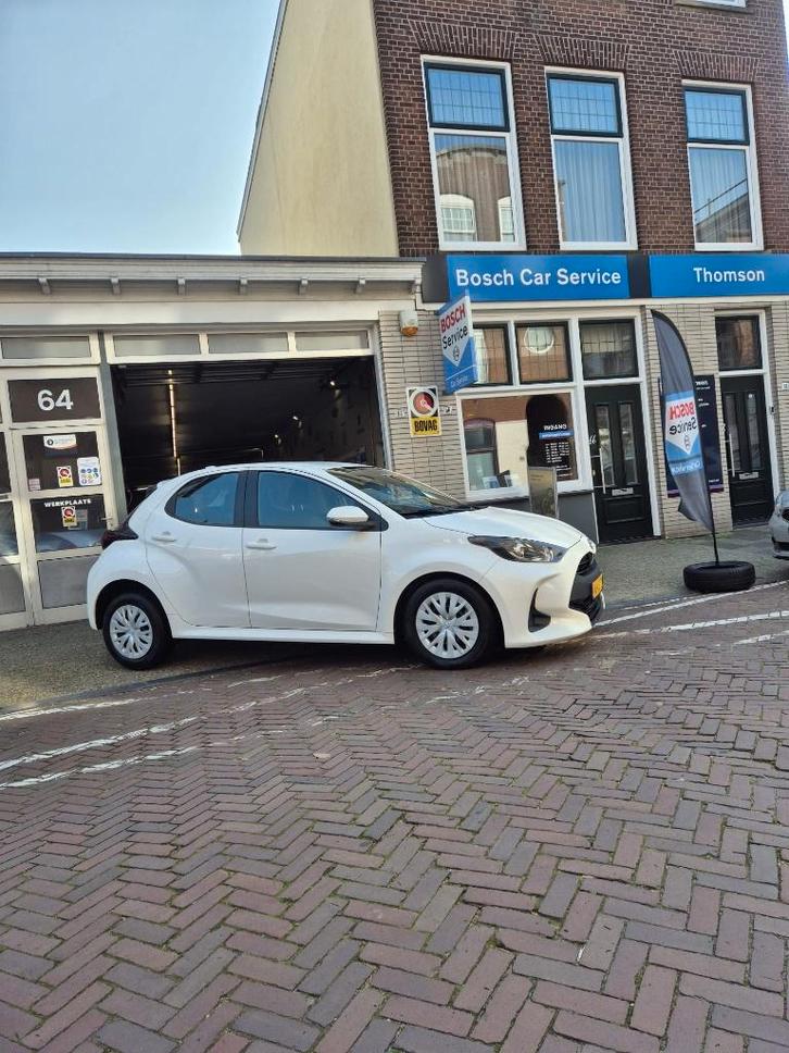 Toyota Yaris 1.5 Hybrid 116pk CVT 2021 Wit, Auto's, Toyota, Bedrijf, Yaris, ABS, Achteruitrijcamera, Adaptive Cruise Control, Airbags
