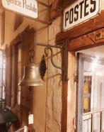 oude bronzen bel / klok aan muurhaak, Ophalen