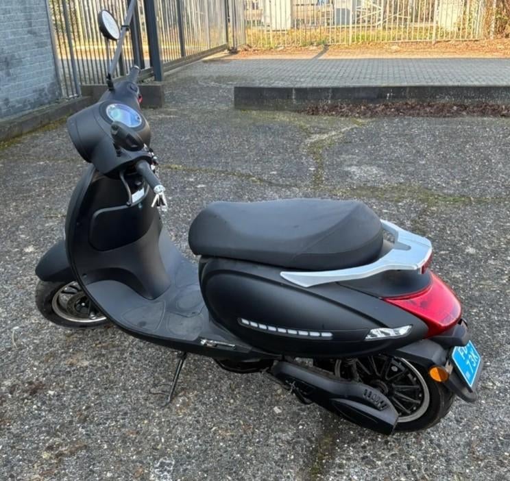 DjjD E-scooter, (zgan,200km) accu nieuw 2 jaar garantie., Ophalen of Verzenden, Zo goed als nieuw, Elektrisch, Overige merken