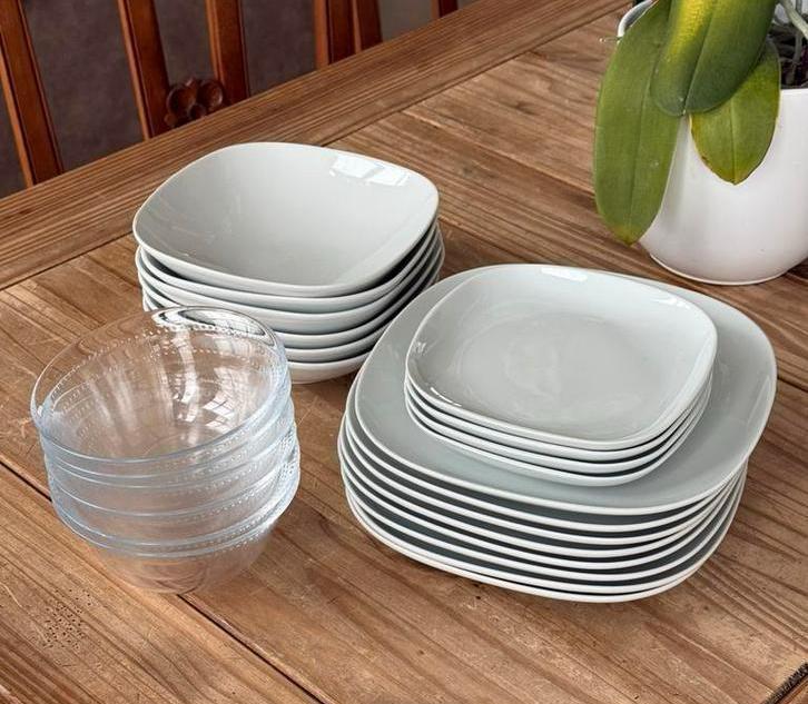 VÄRDERA 24-delige serviesset van IKEA, Huis en Inrichting, Keuken | Servies, Ophalen of Verzenden, Porselein, Overige stijlen