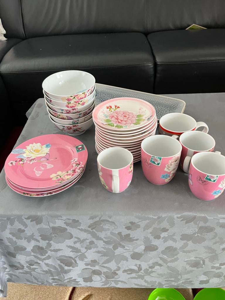 Roze servies met bloemenprint - Borden, kommen en mokken, Keramiek, Ophalen of Verzenden, Zo goed als nieuw, Bord(en)