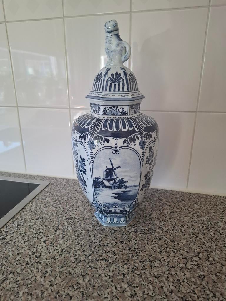 Delfts Blauwe Vaas met Deksel en Hondje - 35 cm Hoog, Antiek en Kunst, Ophalen of Verzenden