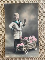 Jongetje met auto vol bloemen (NN), Ophalen of Verzenden, Voor 1920, Gelopen, Kinderen