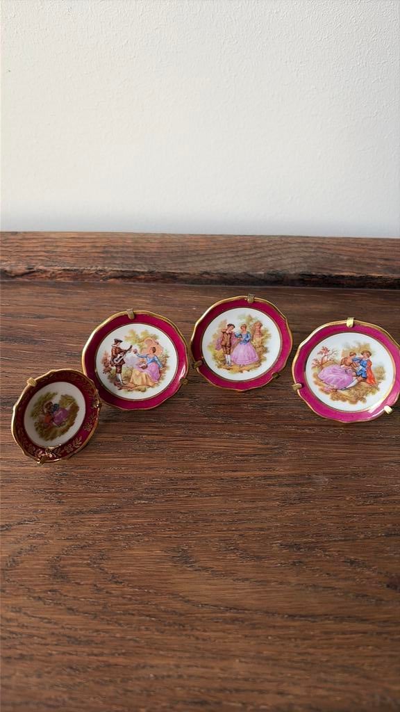 4 miniatuur bordjes Limoges met goud, Ophalen of Verzenden, Zo goed als nieuw, Porselein, Bord of Schaal