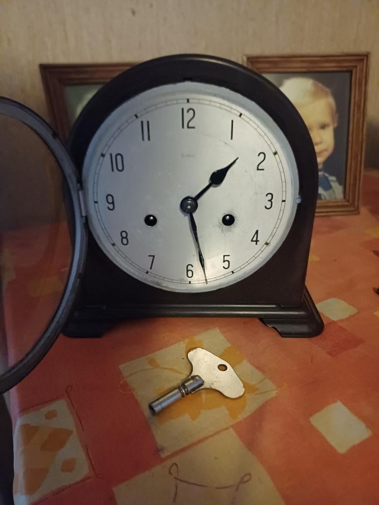 Antieke schouwklok met opwindsleutel, Ophalen