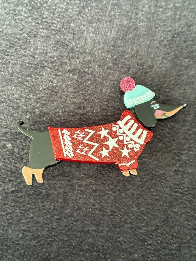 Leuke Teckel Broche met Wintertrui en Muts, Sieraden, Tassen en Uiterlijk, Overige materialen, 4 tot 7 cm, Zwart, Nieuw