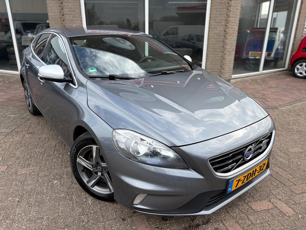 Volvo V40 2.0 D4 R-Design - Half Leder - Navi - Cruise - 201, Auto's, Volvo, Voorwielaandrijving, Euro 5, Gebruikt, Zwart
