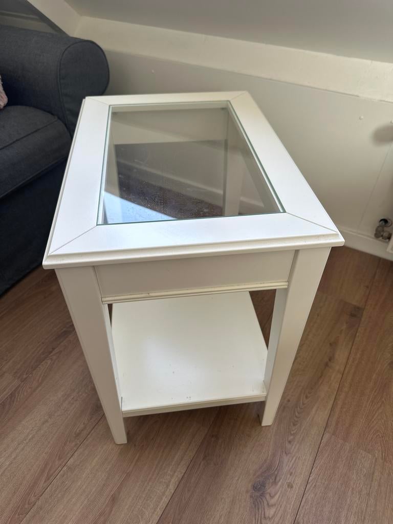 Wit bijzettafeltje met glasplaat - 60cm hoog, Huis en Inrichting, Tafels | Bijzettafels, Ophalen, Gebruikt, 55 tot 75 cm, 60 cm of meer