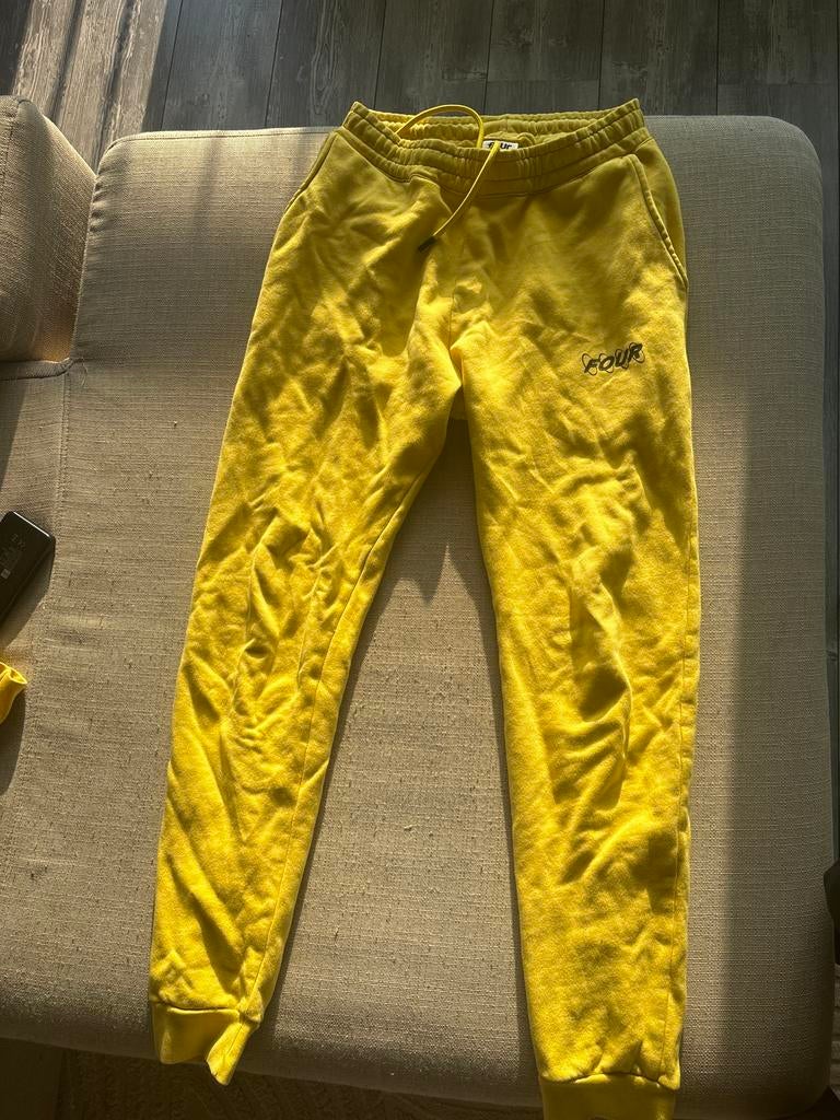 Four pakje maat M - Gele hoodie en joggingbroek, Kleding | Dames, Truien en Vesten, Ophalen of Verzenden, Gedragen, Maat 38/40 (M)
