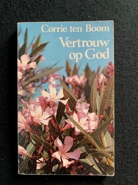 Vertrouw op God; Corrie ten Boom, Boeken, Godsdienst en Theologie, Zo goed als nieuw, Ophalen of Verzenden
