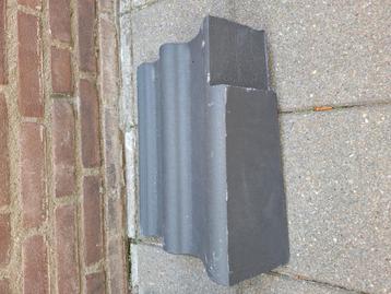 9 x Nelskamp gevelpannen (rechts) + 1x eind nokvorst beschikbaar voor biedingen