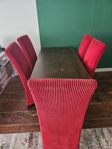 Stijlvolle eettafel met 6 prachtige stoelen beschikbaar voor biedingen