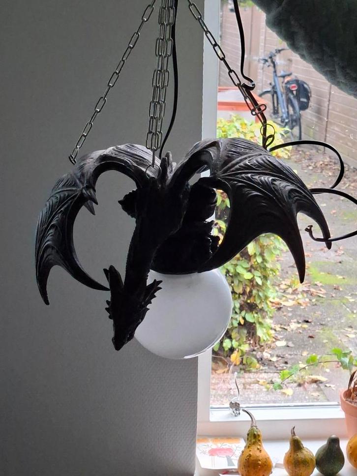 Gothic Drakenlamp - Sfeervolle Hanglamp, Huis en Inrichting, Lampen | Hanglampen, Gebruikt, Minder dan 50 cm, Glas, Metaal, Ophalen