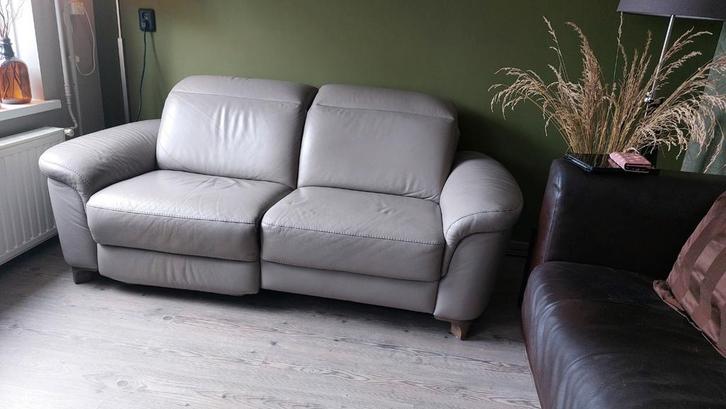 Leren 2-zits relaxbank - Elektrisch verstelbaar, Huis en Inrichting, Banken | Bankstellen, Zo goed als nieuw, Rechte bank, Tweepersoons