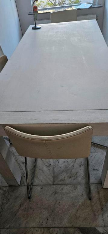 Houten Eettafel met Stoelen beschikbaar voor biedingen