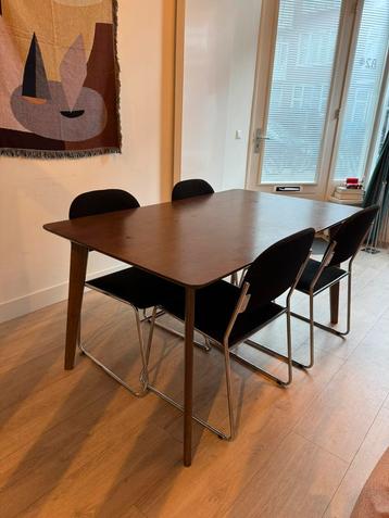 Donker houten eettafel