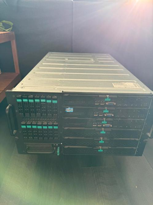 Intel MFSYS25V2 modular server met 3 blades, Computers en Software, Servers, Zo goed als nieuw, 2 tot 3 Ghz, Hot swappable onderdelen